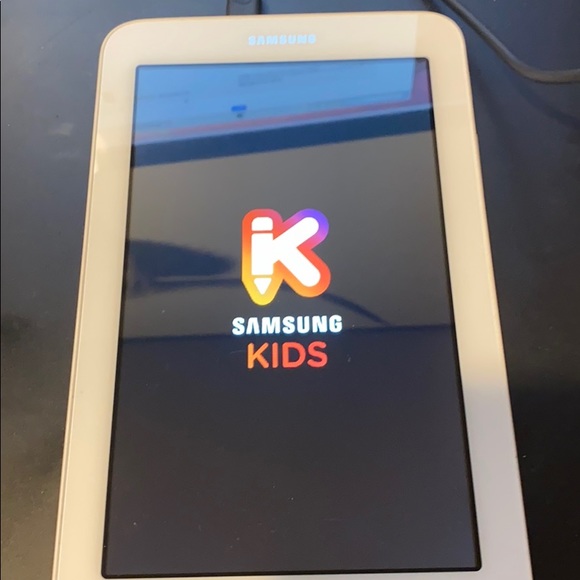 2 big iPad, 1 mini iPad, & 1 Samsung tablet - Picture 3 of 11